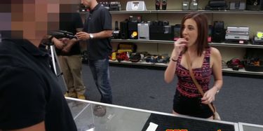 Latina pawnshop amateur sucking a dick and got cash for some sex