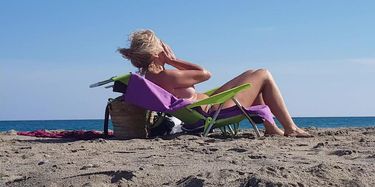 Breasty Topless Babe Spied On Voyeur Camera At The Beach
